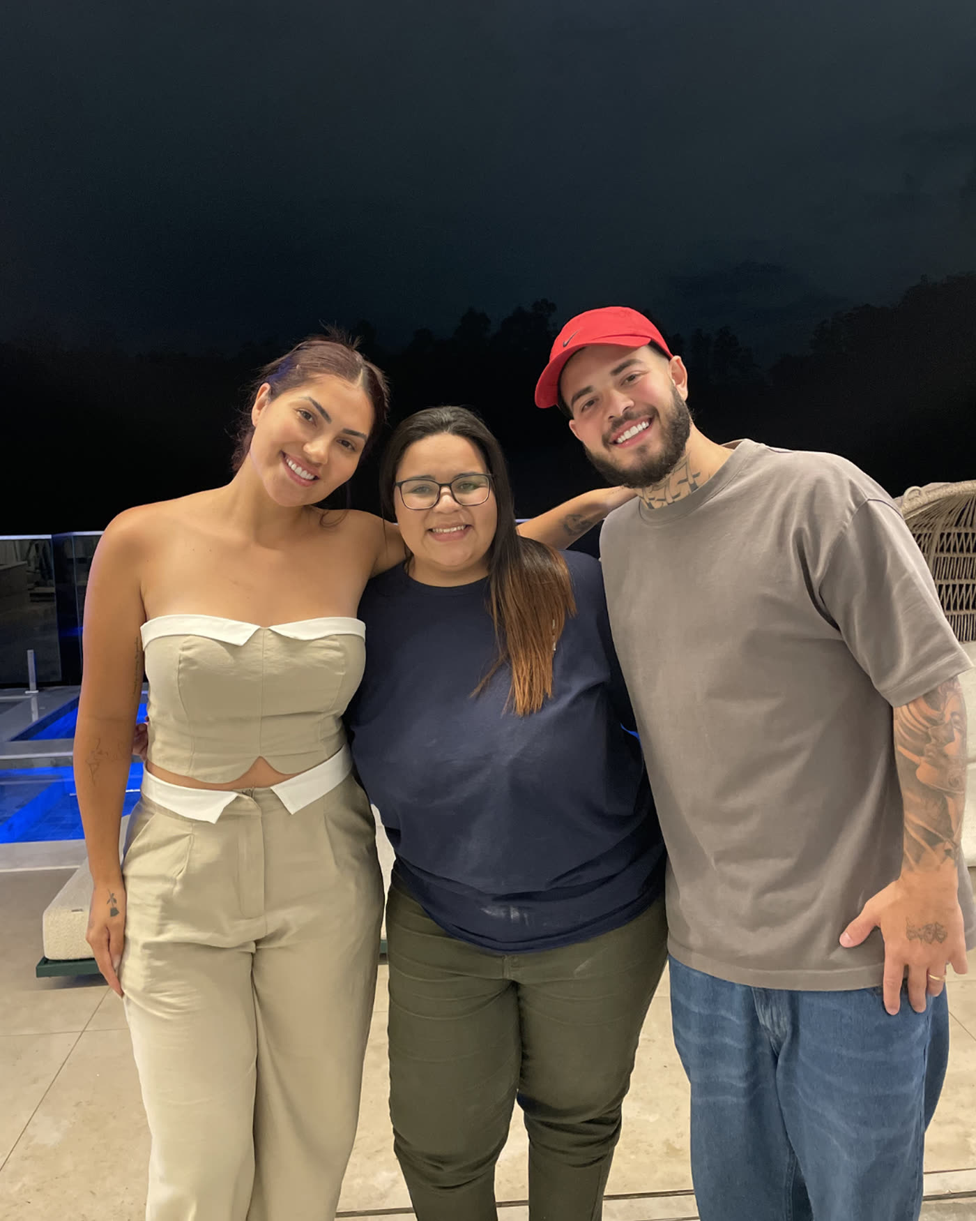 Pamella ao lado de dois criadores atendidos pela Gerizim